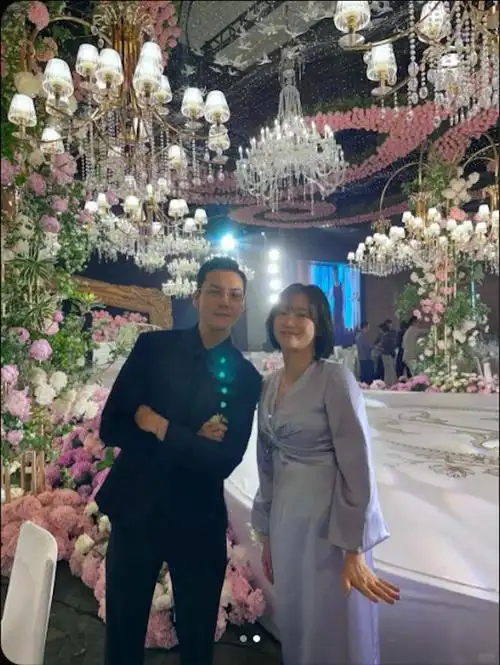 陈伟霆为好友结婚任伴郎变合照流水席 同场这位顶流太太罕有现身