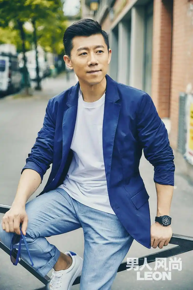 组图夏雨巴黎街头小憩优雅喝咖啡大展绅士风