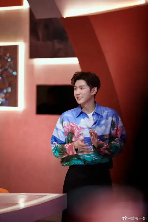 王源的喉结##王源蓝底花衬衫