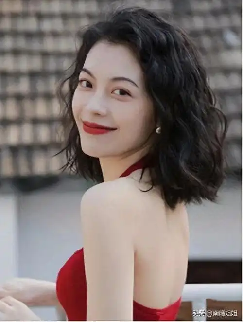 今年这3种齐肩烫发火了比长发洋气比短发显脸小真美