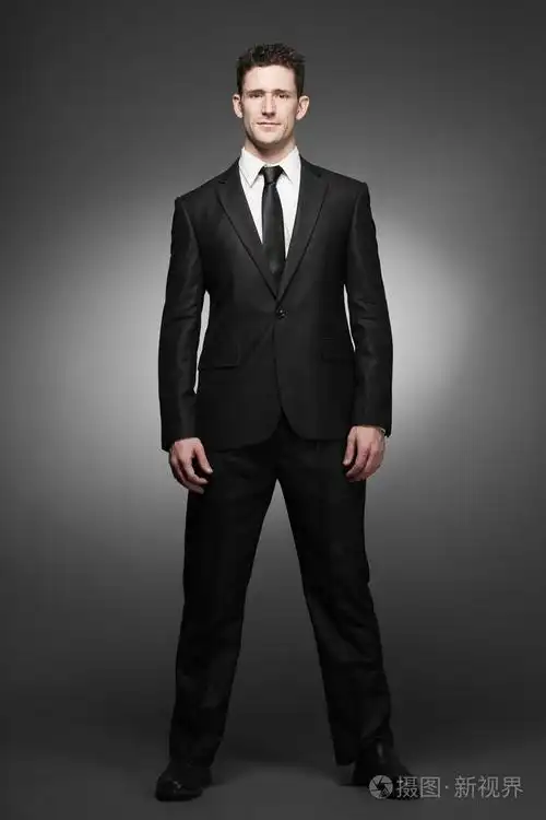 白衬衫和黑色西装的英俊业务人照片-正版商用图片1kqgvo-摄图新视界