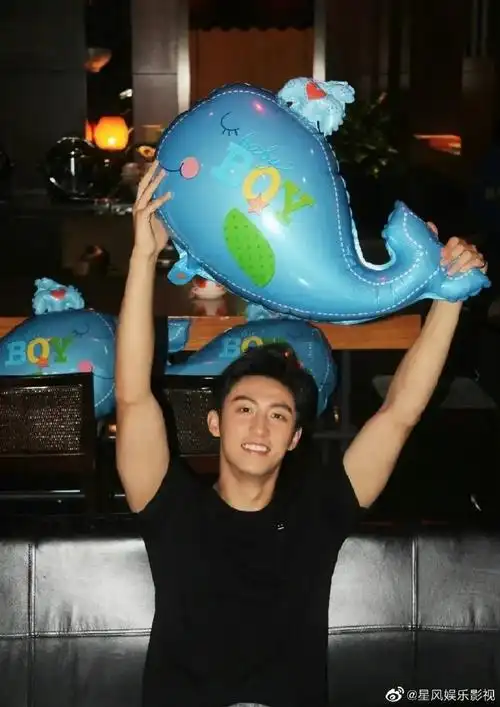 黄景瑜小时候对比照96,拍照动作和小时候一样好可爱怎么有人可以从