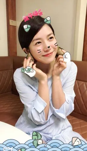 陈妍希调皮拿粽子凹造型,素颜水嫩少女感满满