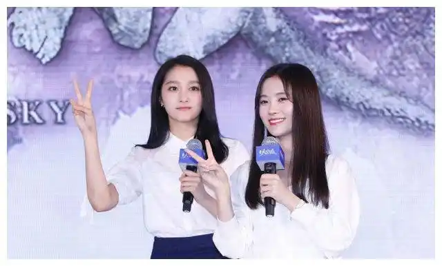 关晓彤21岁鞠婧祎24岁两人同台时画面亮了没对比就没伤害