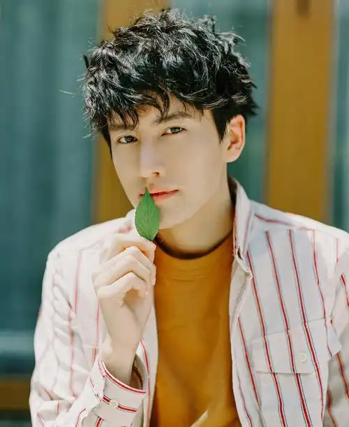 赵越学院风写真曝光 尽显青春男孩本质