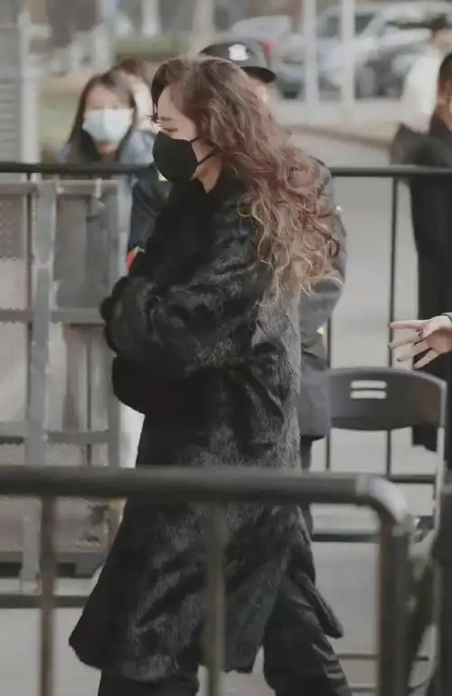 杨幂又来秀了穿奢华皮草烫卷发走机场雍容大气贵妇感十足