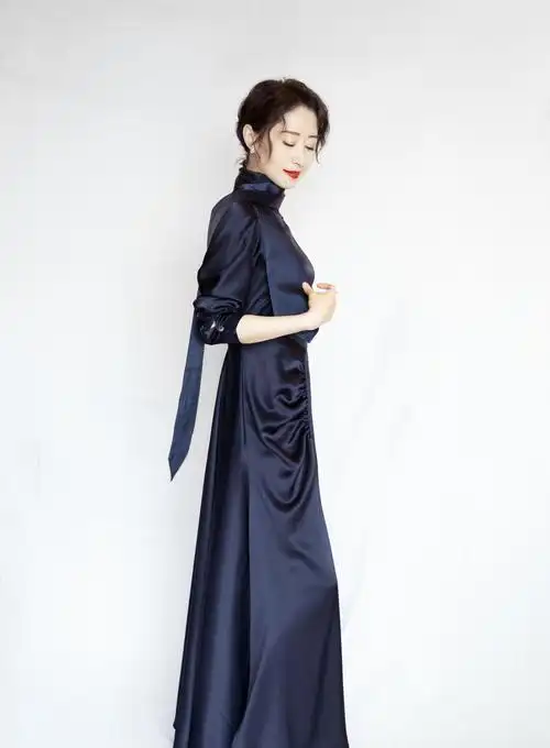 刘敏涛出席活动,身穿深色旗袍风礼服,高贵典雅又显时尚