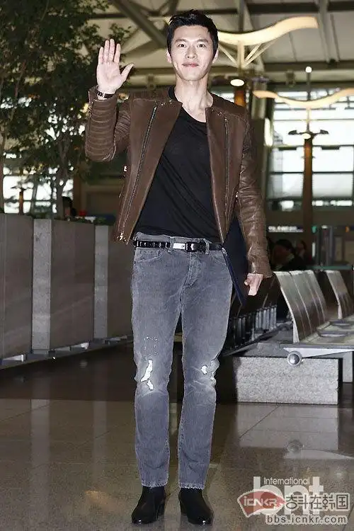 韩国男星玄彬棕色皮装现身机场赴台举行粉丝见面会