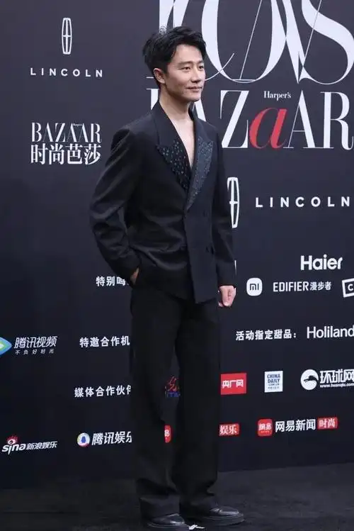 38岁黄轩真空穿西装撞上46岁言承旭文艺男和痞帅男的差距有多大