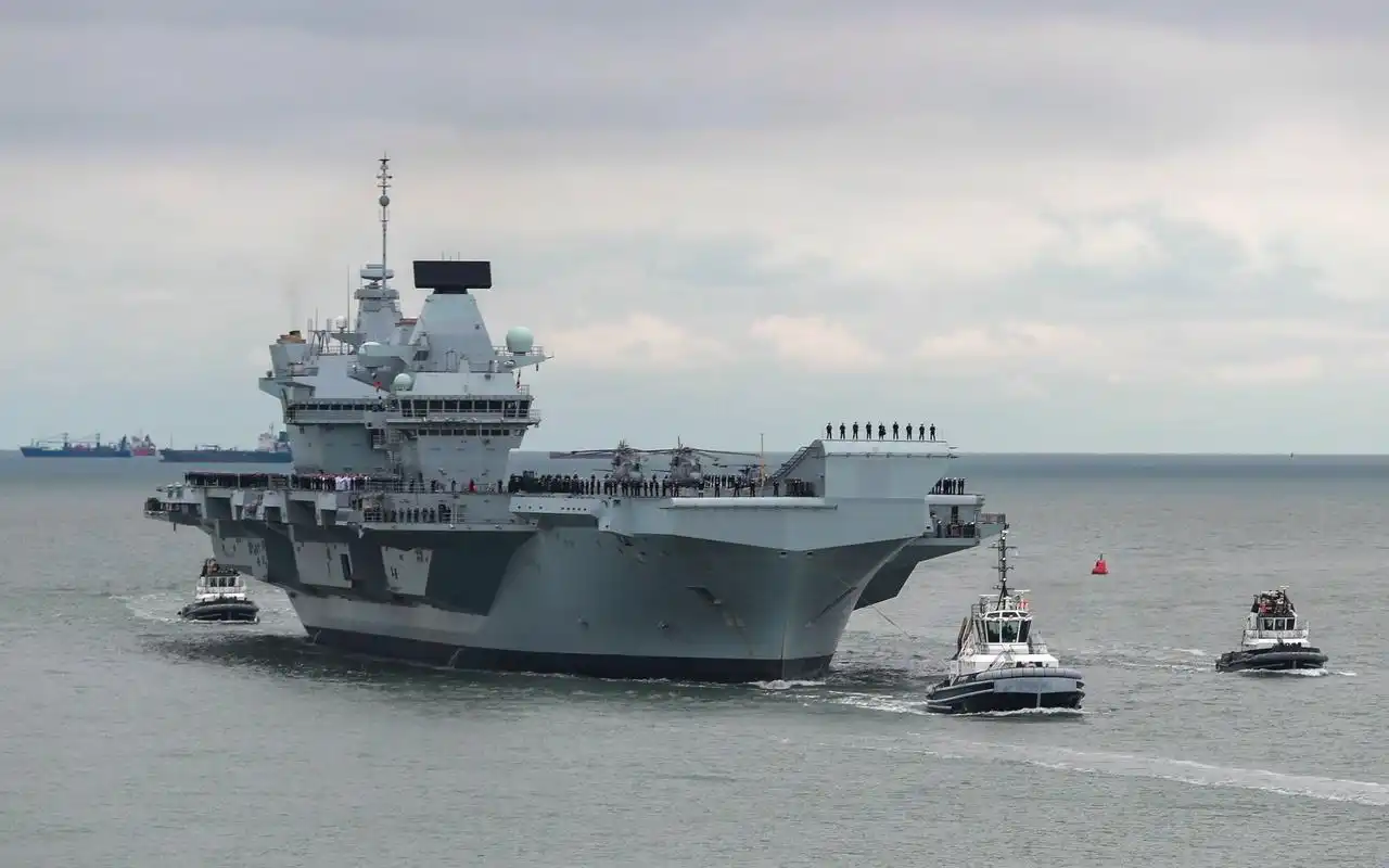 英国皇家海军威尔士亲王号航母首次抵达朴次茅斯母港