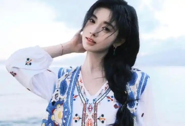 鞠婧祎民族风造型,绝美的容颜在蓝天大海的衬托下,更显青春靓丽