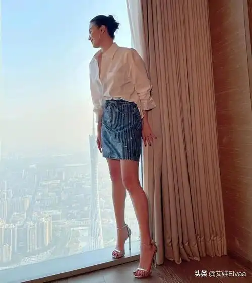 就拿宋佳这身look来说,基础款的衬衫上衣搭配短到腿根的裙装,踩着高跟