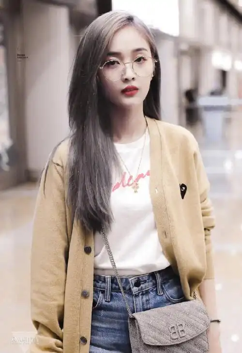 组图:吴宣仪白t搭咖色针织衫现身机场 浅紫新发色灵动吸睛