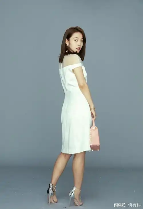张佳宁短裙配高跟打扮棚拍定妆原素材底片什么水平