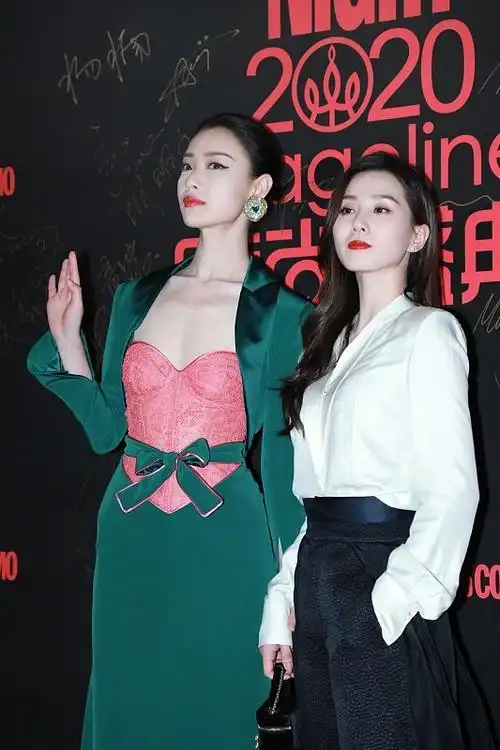 倪妮和刘诗诗的脖子都好长,抬头就更优雅了,像两只"长颈鹿"