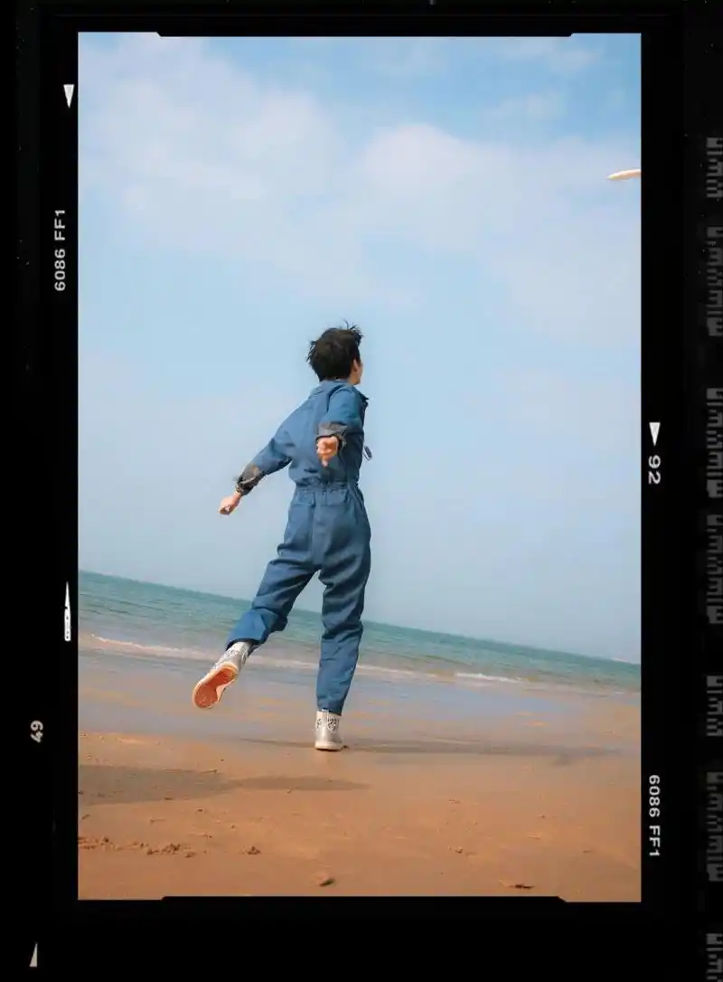 王俊凯《恰好是少年》之工作室收官配图 拍立得中的小凯就是永远的神