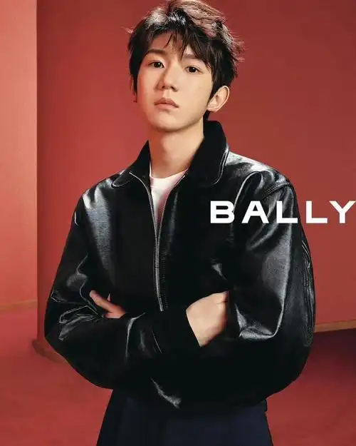 王源全新春夏广告大片释出黑色皮衣酷帅有型