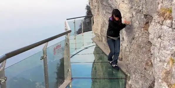 吓尿了!全球让人腿软的玻璃步道