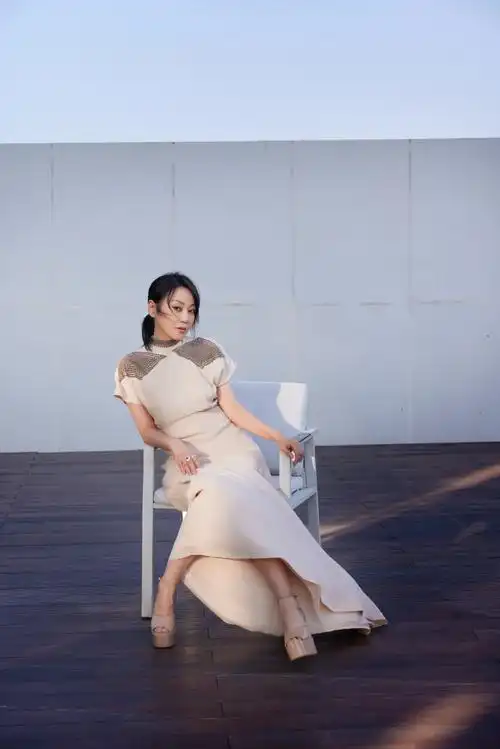 #闫妮素色高定礼服##闫妮金鸡高定红毯造型#