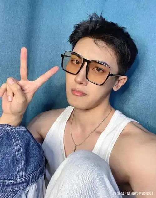 今天为大家介绍的这位小哥哥,浓眉大眼五官精致,皮肤白净高鼻梁,妥妥