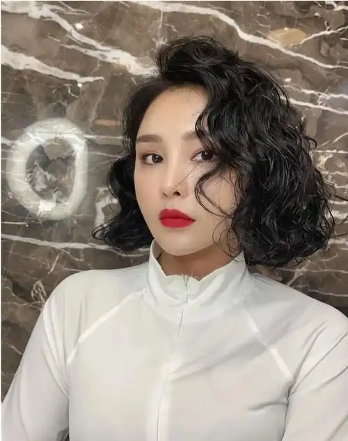 女人40岁一般都喜欢把头发烫一烫,这样可以更好地展现自己气质的一面.