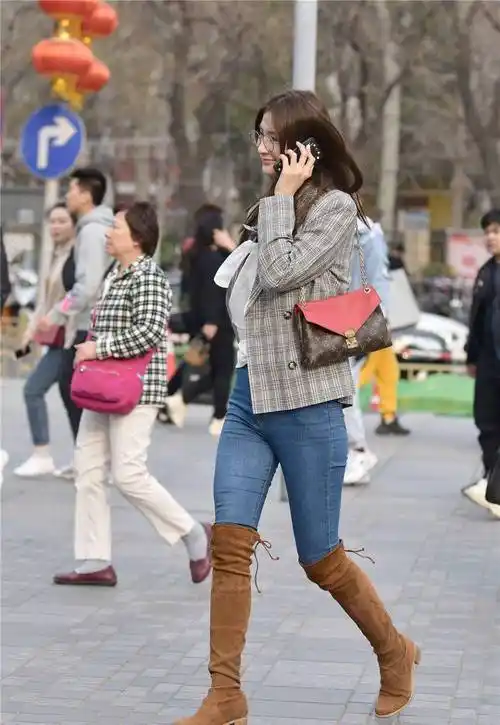 原创早春时节可以选择长靴来搭配过膝款式更保暖
