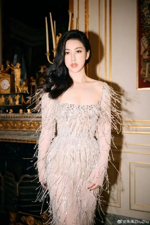 朱珠流光闪钻吊坠长裙##朱珠溢出屏幕的高级感