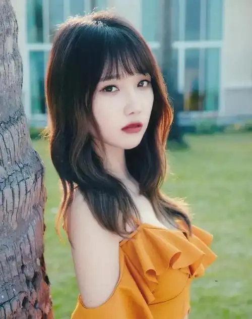 26岁宋昕冉泳装出镜美腿翘臀黑丝诱惑撩人姿态尽显性感魅力