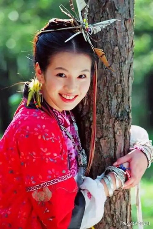 在其中饰演阿奴的那个可爱灵动的小女孩.