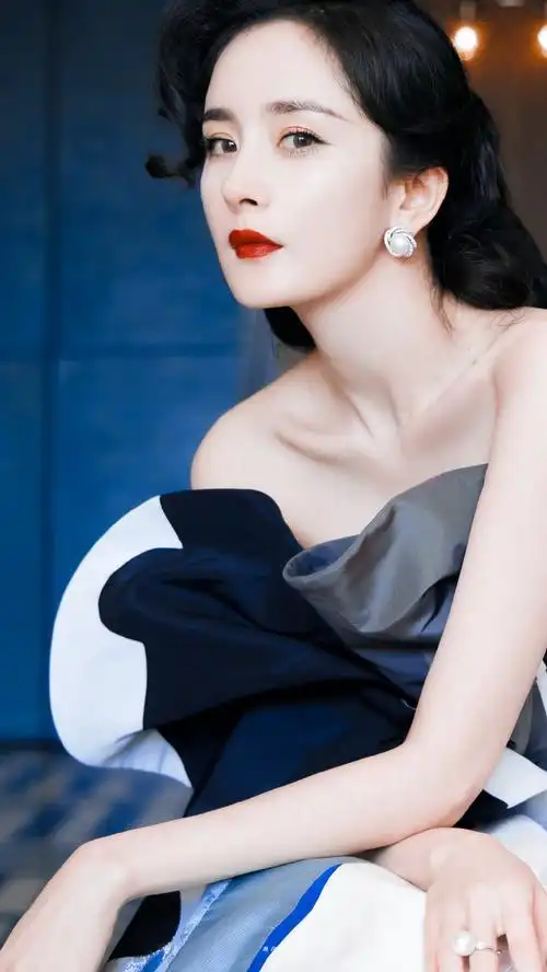 杨幂超话#时尚芭莎慈善晚宴#谁看了不感叹杨幂又贵又美