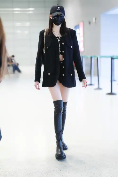 关晓彤穿黑色bra搭配工装外套短裤配长筒靴大秀美腿