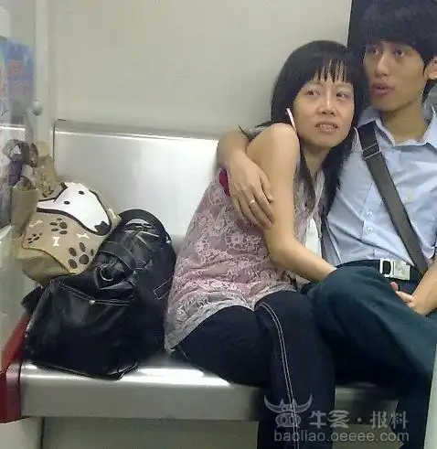 曝光地铁狂妄男女上演恶心动作场面