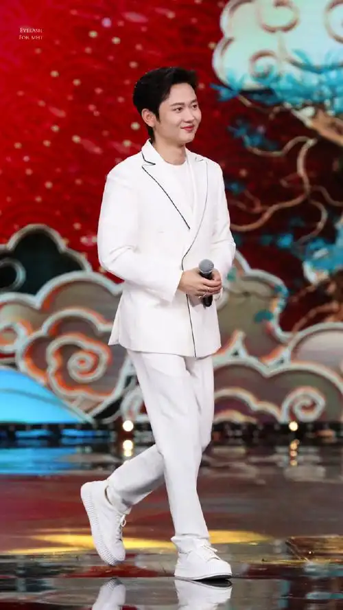 孟鹤堂白西装帅到爆##孟鹤堂天津春晚