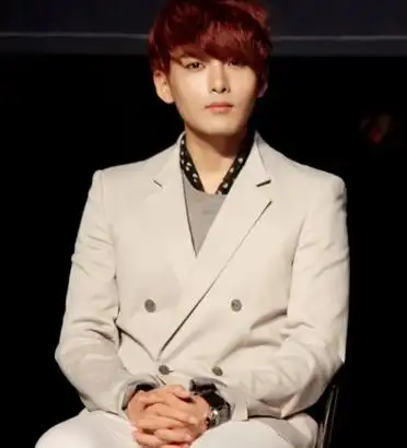 图superjunior成员厉旭图片欣赏西装革履显魅力