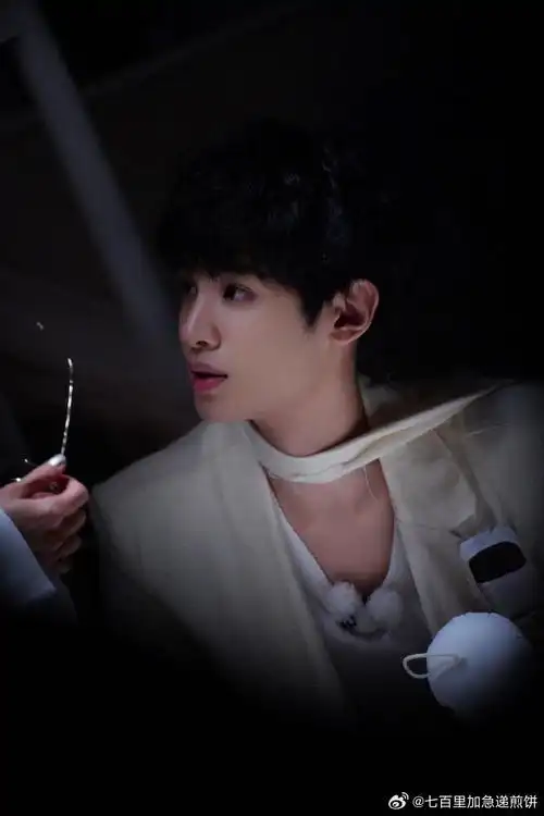 在《密室大逃脱》的第三季中,黄明昊身着古装亮相,将少年侠气展露无遗