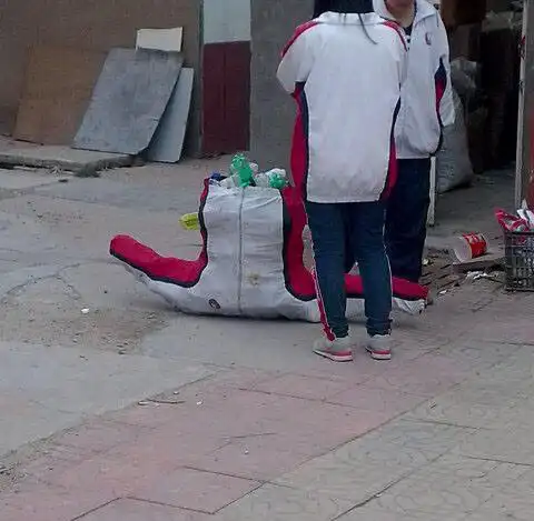 网友吐槽丑到爆的校服 揭校服的奇葩用法