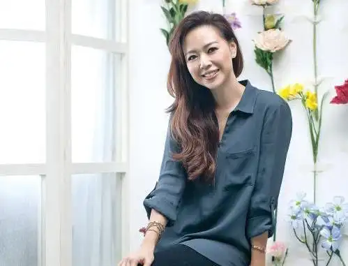 她是tvb知名演员甩渣男嫁混血老公现42岁活成少女