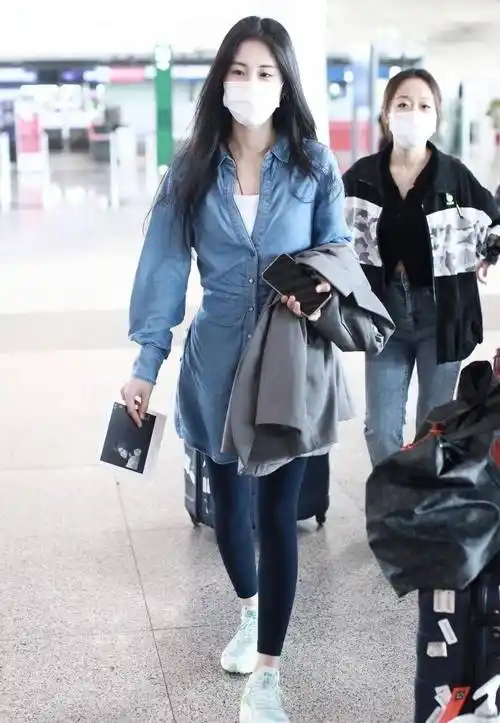 张碧晨的腿真够细的,穿长靴靴口还有"缝",一般人做不到这样_牛仔_时尚