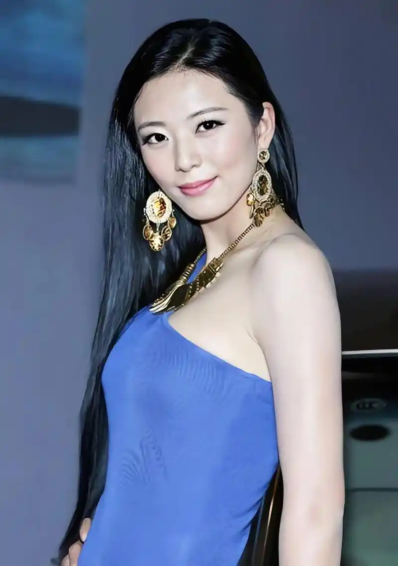 艾尚真,这位被誉为"黄金比例女神"的明星,以其出众的外貌和完美的身材