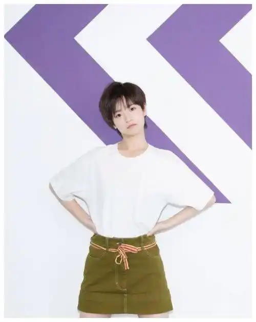 她的身体和腰部曲线,有纤细的样子,也很好地表现了她的身体比例和身高