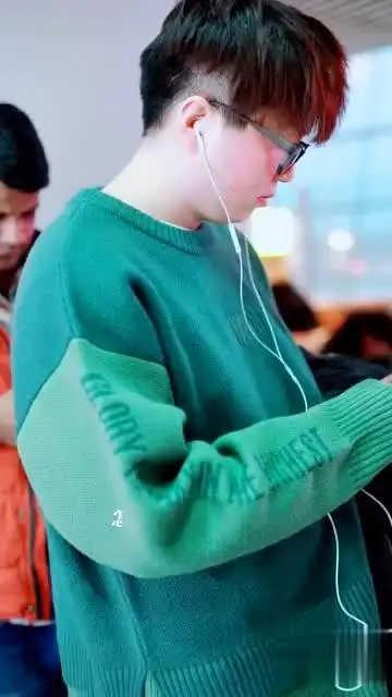 安安静静玩手机的毛不易,软萌的侧脸好想捏,真可爱