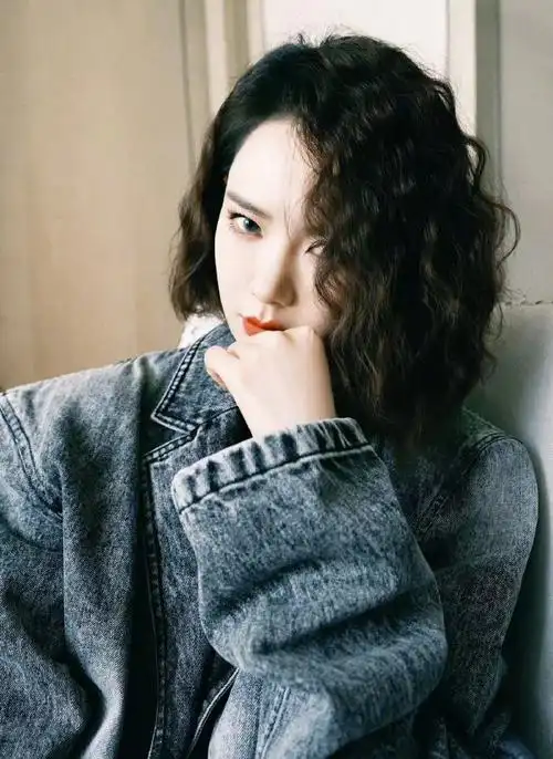 戚薇发自拍氛围图来啦!卷发红唇复古氛围感拉满!