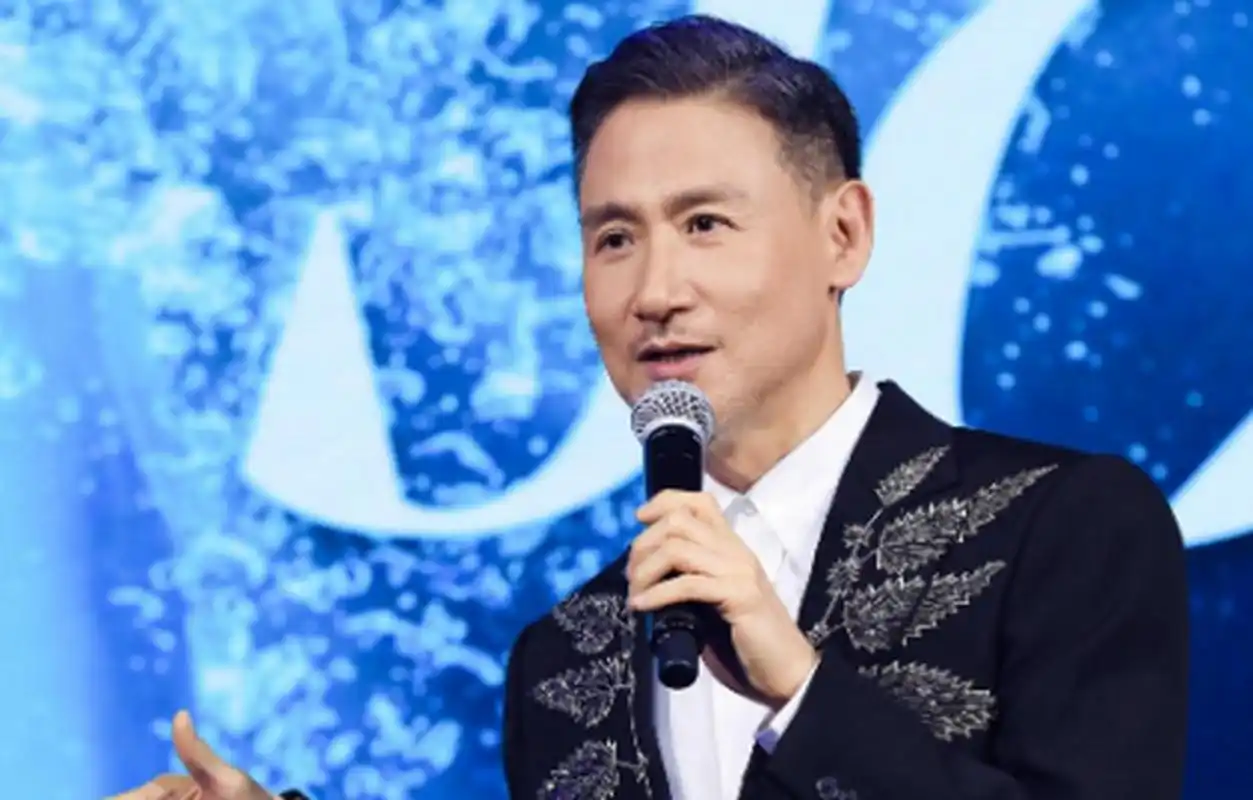 张学友演唱会因耳水不平衡跌倒!#张学友演唱会因耳水不平衡跌倒