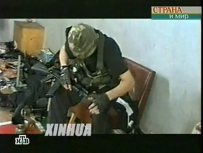 录像中的一名恐怖分子. 新华社/路透别斯兰人质事件的现场画面.