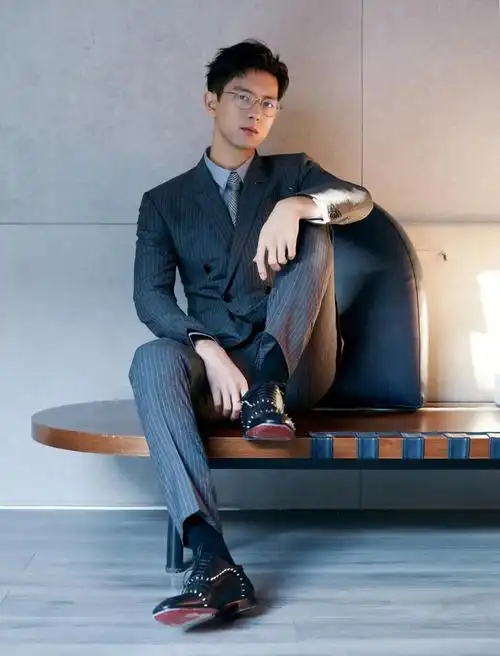 身高186cm,完美的身材比例使他穿西装时显得游刃有余.