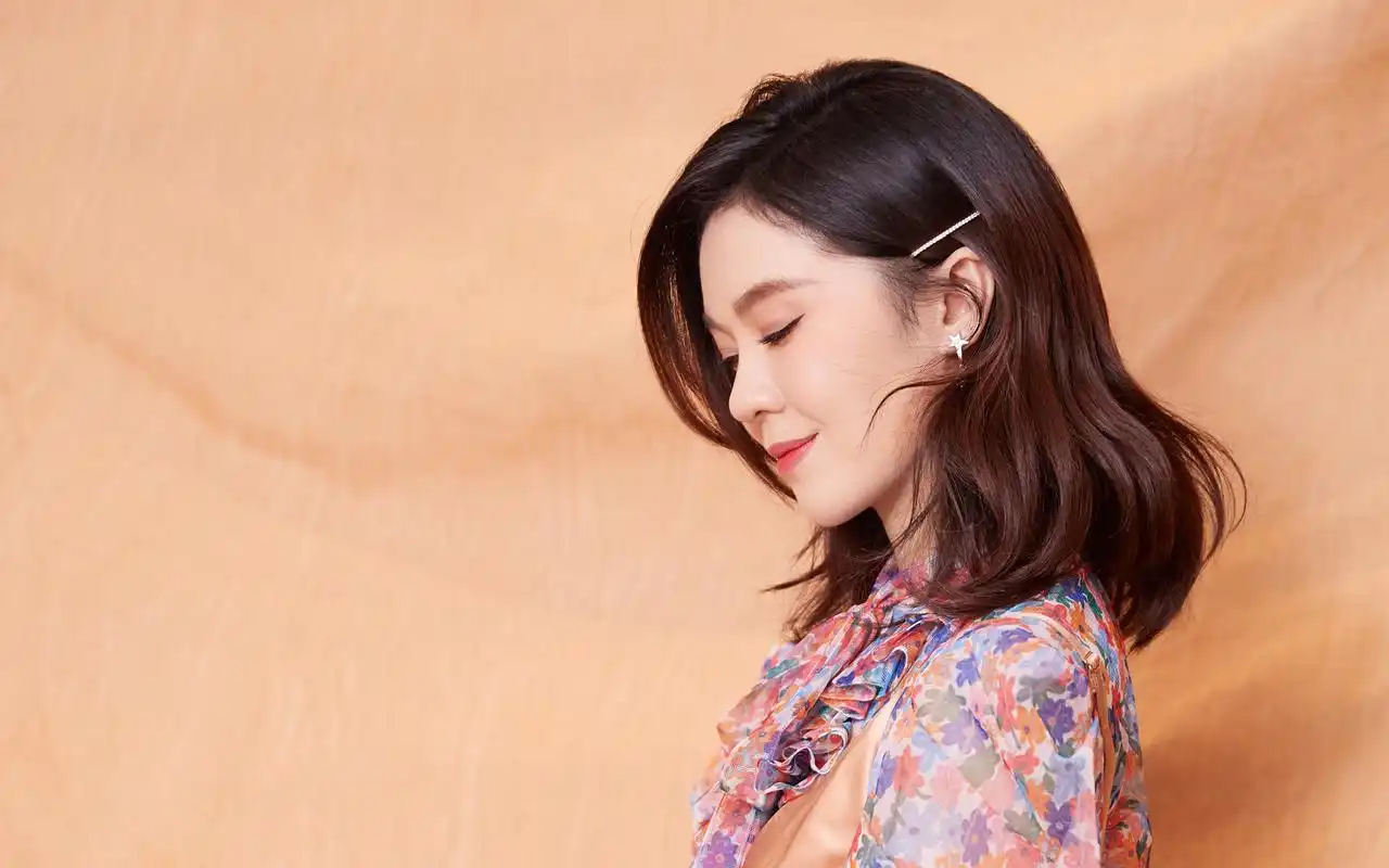 郁可唯彩裙性感养眼桌面壁纸