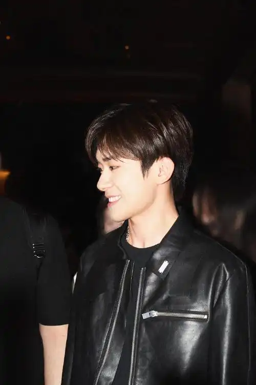 皮衣玺,帅帅帅帅    #易烊千玺电影小小的我##四字 易烊千玺 yyqx 四