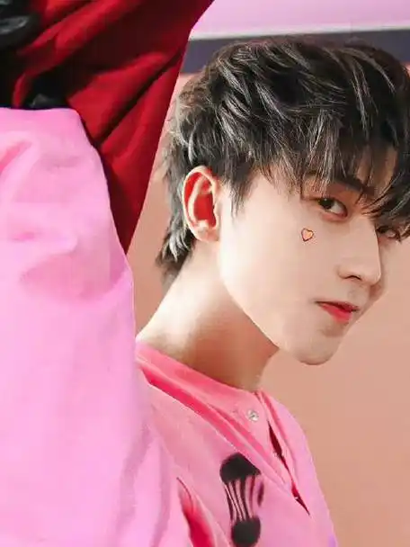 蔡徐坤粉丝换粉色头像