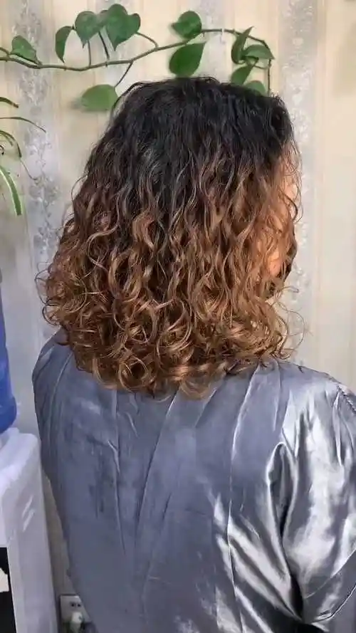 螺旋烫操作流程这个发型特别的显年轻