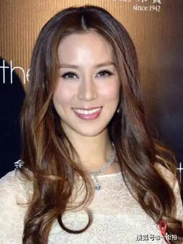 "千亿贵妇"徐子淇出席活动,一身休闲配大秀美腿,3d身材太迷人